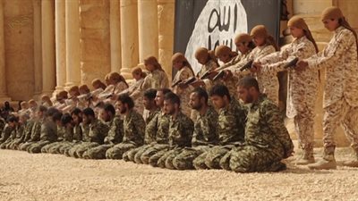 بالصور.. أشبال «داعش» ينفذون أكبر عملية إعدام جماعي في سوريا