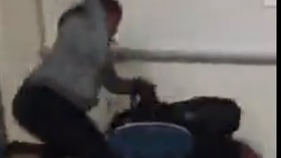 فتاة تنهال بالضرب على أخرى رفضت الاعتذار لها (فيديو)