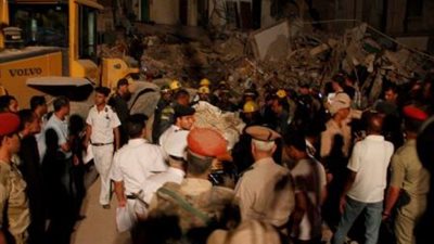 رفع أنقاض عقار حدائق القبة المنهار بحثاً عن طفل وشاب