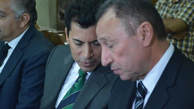 وزير الرياضة يصل عزاء عادل هيكل بعمر مكرم (فيديو وصور)