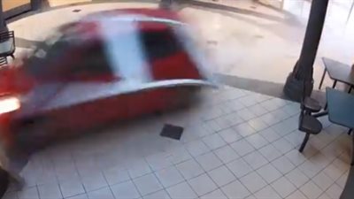 سيدة تسقط بسيارتها المسرعة في حمام سباحة (فيديو)