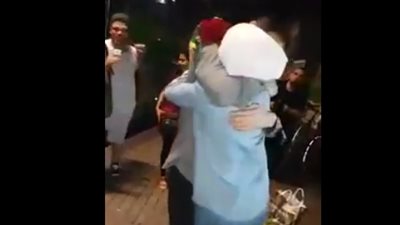 بالفيديو.. لحظة لم شمل امرأة سورية بزوجها في ألمانيا