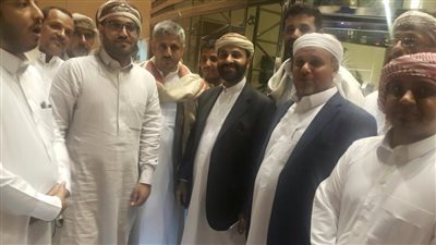 بالصور.. اجتماع مفاجئ لملياردير إخواني بقبائل اليمن في السعودية