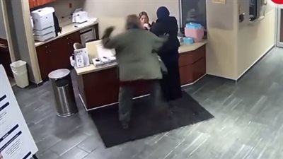 أمريكي يعتدي بالضرب على مسلمة لارتدائها الحجاب (فيديو)