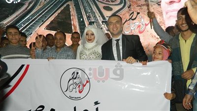 عروسان يحتفلان بفوز السيسي بالرئاسة أمام جامعة القاهرة (فيديو وصور)