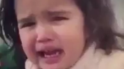 بالفيديو.. رد فعل طفلة تبكي بعد سماعها كلمة طعام