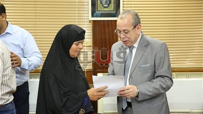 تسليم ١٤ عقد تقنين أملاك دولة لمواطنين بكفر الشيخ (صور)