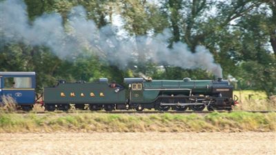 إصابة 5 أشخاص بحادث تصادم قطار بخاري بجرار في بريطانيا