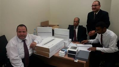 بالصور.. إحباط تهريب أجهزة اتصالات بحوزة راكب قادم من لندن