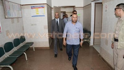 بالصور.. محافظ المنوفية يجازي 3 رؤساء قرى ويكافئ 12 طبيبا