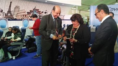 وزيرة الثقافة تشيد بمشاركة مصر الطيران في معرض الكتاب (صور)