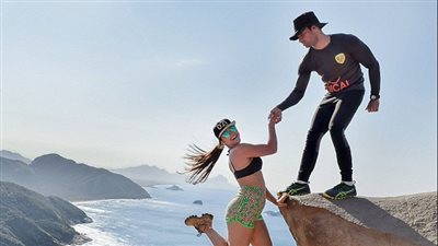 بالفيديو والصور.. متهوران يتدليان من أعلى صخرة شهيرة بالبرازيل