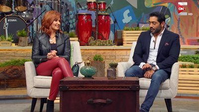 أحمد فلوكس وهنا شيحة يتحدثان عن قصة حبهما في «أنا وبنتي» (فيديو)