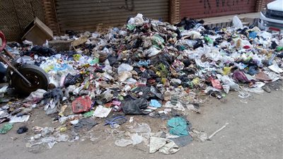 أطنان القمامة تحاصر شبرا الخيمة بعد عزوف المتعهدين عن جمعها