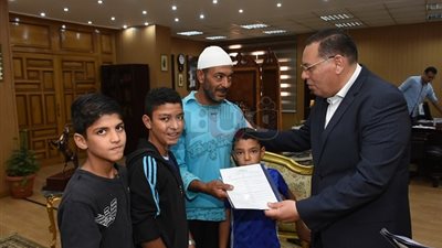 محافظ الشرقية يمنح والد طفل من ذوي الاحتياجات شقة سكنية (صور)