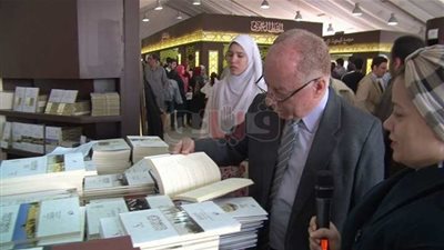 حلمي النمنم يزور جناح الأزهر بمعرض الكتاب