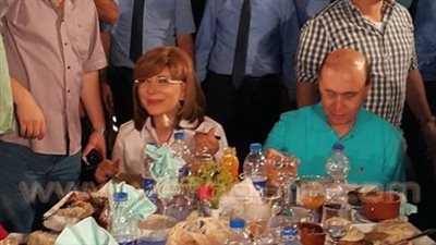 بالصور.. «مميش» ولميس الحديدي يشاركان عمال قناة السويس في إفطار اليوم