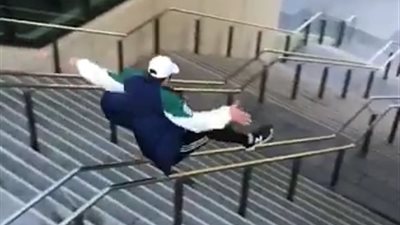 شاب يهبط السلم بطريقة غريبة (فيديو)