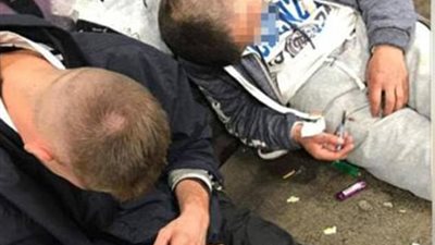 بالصور.. شابان يفقدان وعيهما بسبب جرعة زائدة من الهيروين