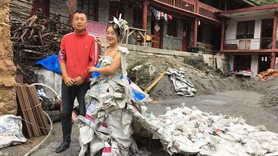 عروس تصمم فستان زفافها من شكائر الأسمنت (صور)