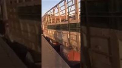 بالفيديو.. العناية الإلهية تنقذ عائلة من الموت في حادث تصادم