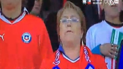 بالفيديو.. رئيسة تشيلي تؤازر 