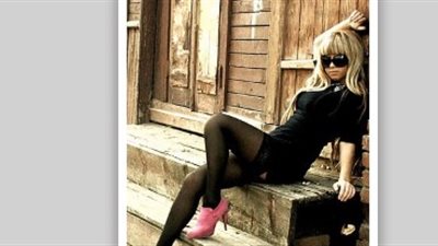 امرأة تُدفن في قبر على شكل هاتفها المفضل (صور)