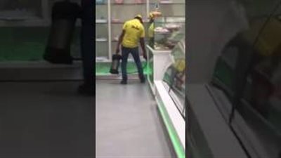 بالفيديو.. عامل يرش المبيدات بالقرب من الأغذية بمحل حلويات بالرياض