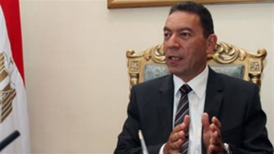 هاني الناظر يبدي استعداده للكشف على طفل الإسماعيلية المريض بقشر السمك