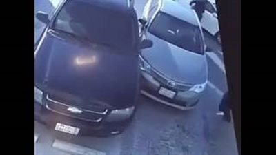 شاهد.. سائق مبتدئ يحطم سيارته الجديدة