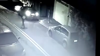 لص حاول سرقة كاهن فسقط ميتا بالسكتة القلبية (فيديو)