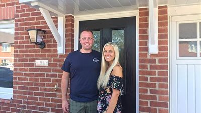 عروسان يصابان بالصدمة عقب عودتهما من شهر العسل.. تعرف على السر (صور)