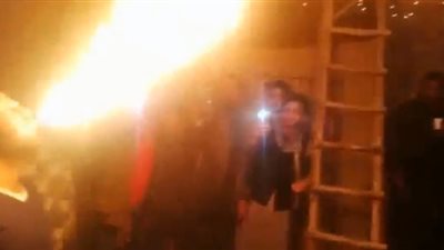 لقطات مرعبة لإمساك النيران بوجه شاب يؤدى خدعة في حفل زفاف (فيديو)
