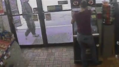 رد فعل صادم لعامل متجر حاول رجل سرقته (فيديو)