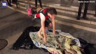 بالفيديو.. رجل يقدم عرضا خطيرا بالسير على الزجاج في نيويورك