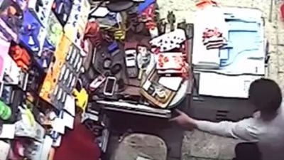بالفيديو.. لحظة سرقة شاب محل بطريقة ماكرة بالإسكندرية