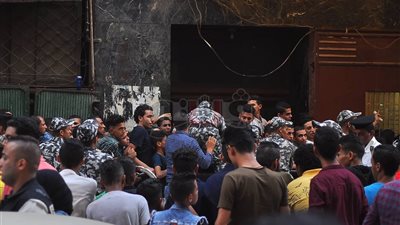 قوات الأمن تتدخل للسيطرة على تدافع الجمهور أمام سينما مترو (فيديو)