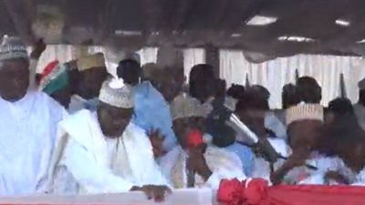 لحظة سقوط منصة بأعضاء حزب سياسي نيجيري (فيديو)