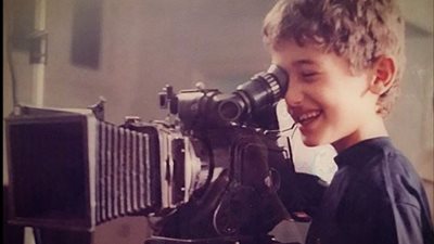 كريم محمود عبد العزيز يتذكر والده بهذه الصورة