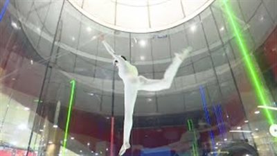 طفل يبدع بمنافسات التزلج في الهواء (فيديو)