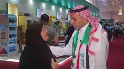شاهد.. ماذا فعلت مسنة عراقية مع مذيع سعودي أثناء التصوير