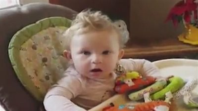 بالفيديو والصور.. رد فعل مخيف لأم تفاجأت بكلمة «ماما» من طفلها