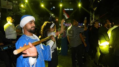 فرقة استعراضية تحيي احتفالات أهالي المعادي بفوز السيسي (صور)