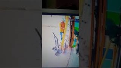 بالفيديو.. لحظة سرقة لص مسن لمحل أدوات منزلية بوضح النهار