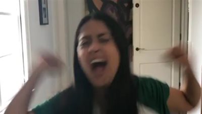 سلمى حايك تحتفل بفوز المكسيك على ألمانيا بكأس العالم (فيديو)