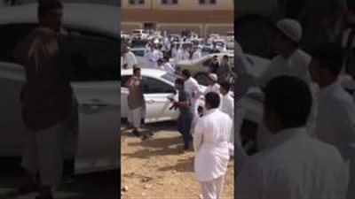 بالفيديو.. مشاجرة عنيفة بين مجموعة من الطلاب بالرياض