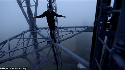 متهوران يتدليان من ارتفاع 64 مترا دون وسائل حماية (فيديو وصور)