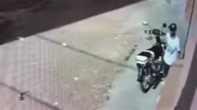 بالفيديو.. لحظة سرقة لص دراجة نارية في وضح النهار