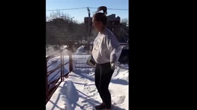 شاهد ما يحدث للمياه المغلية في درجة حرارة 21 تحت الصفر (فيديو)