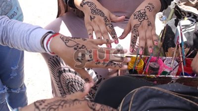 «رسم الحنة والإقبال على السينمات» أبرز مظاهر الاحتفال بثالث أيام العيد.. إقبال كثيف من العائلات بحديقة الفسطاط.. تدافع شديد بين المواطنين أمام سينما مترو والأمن يتدخل لتنظيم دخولهم